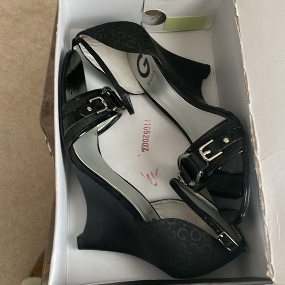 Womens guess wedge. Black, size 8.5. Only worn once for 1 hour. - Picture 7 of 7